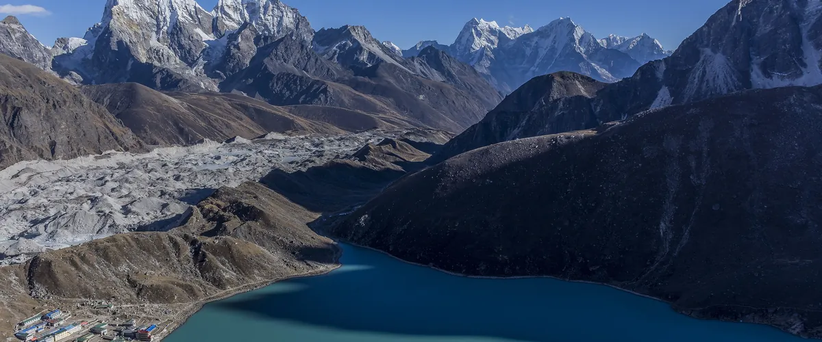 Le lac de Gokyo et le glacier de Ngozumpa